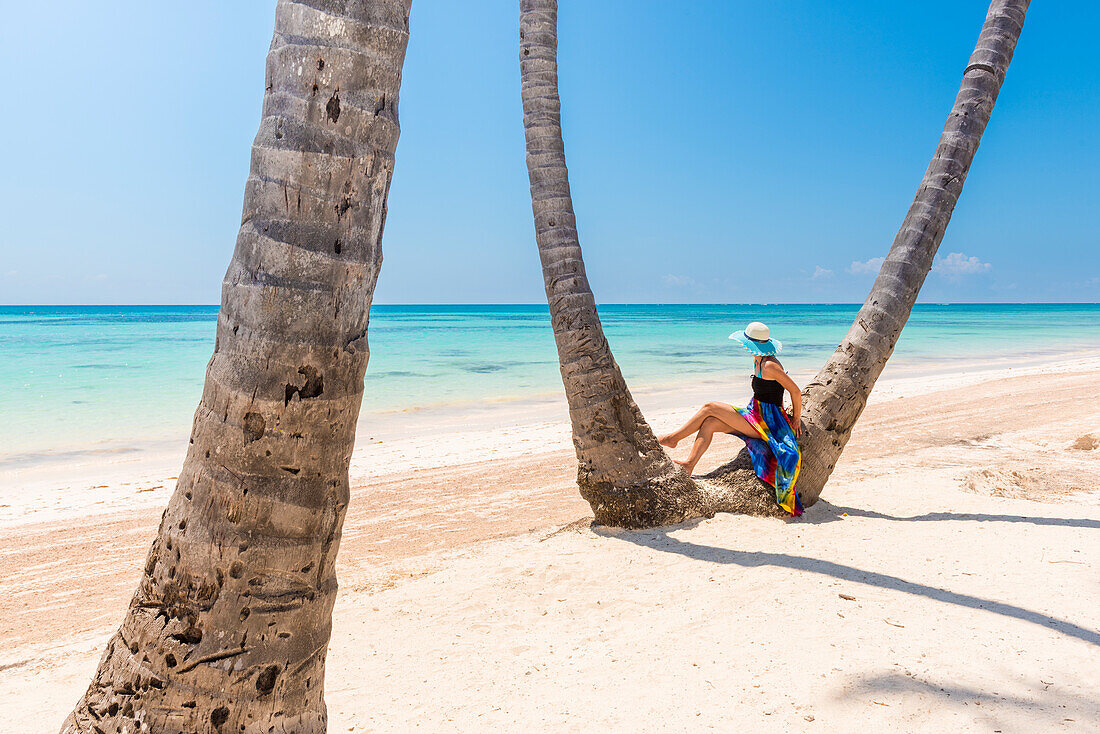 Juanillo Beach, playa Juanillo, Punta Cana, Dominikanische Republik, Frau unter hohen Palmen am Strand, MR