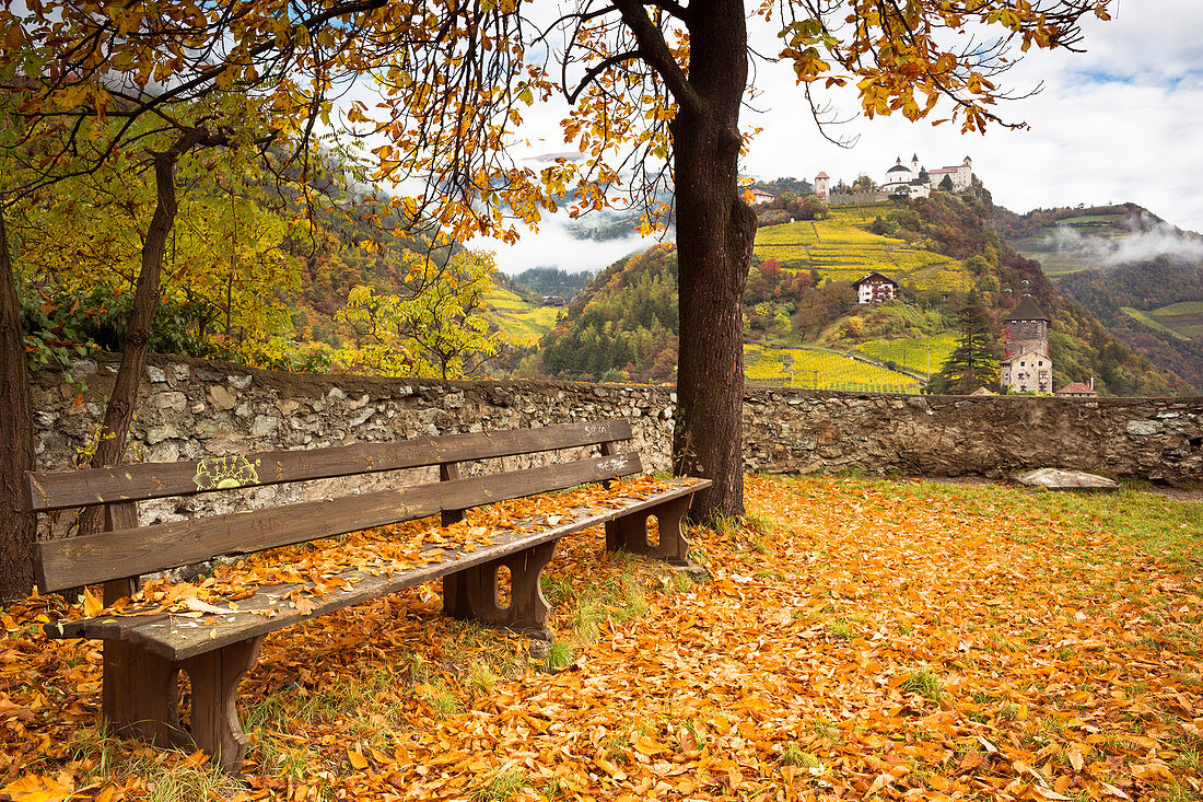 Ein Herbst Blick auf einen Hof im Dorf Klausen, Chiusa, Provinz Bozen, Südtirol, Trentino Alto Adige, Italien, Europa