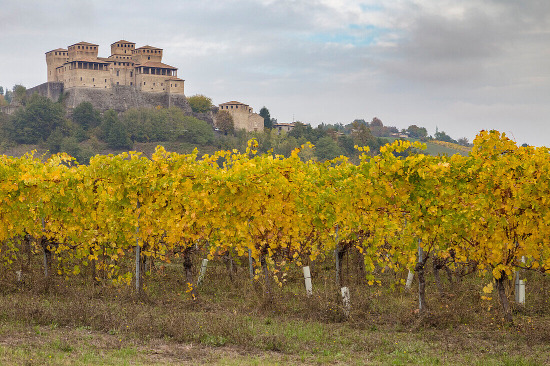 Herbst auf dem Schloss von Torrechiara, Langhirano, Parma Bezirk, Emilia Romagna, Italien