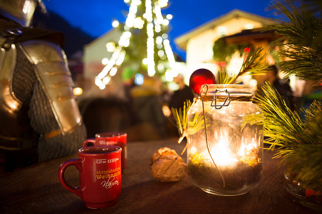 Eine Nahaufnahme von einer Kerze in eine Flasche während der Weihnachts-mittelalterlichen Markt im Dorf Klausen, Provinz Bozen, Südtirol, Trentino-Südtirol, Italien, Europa