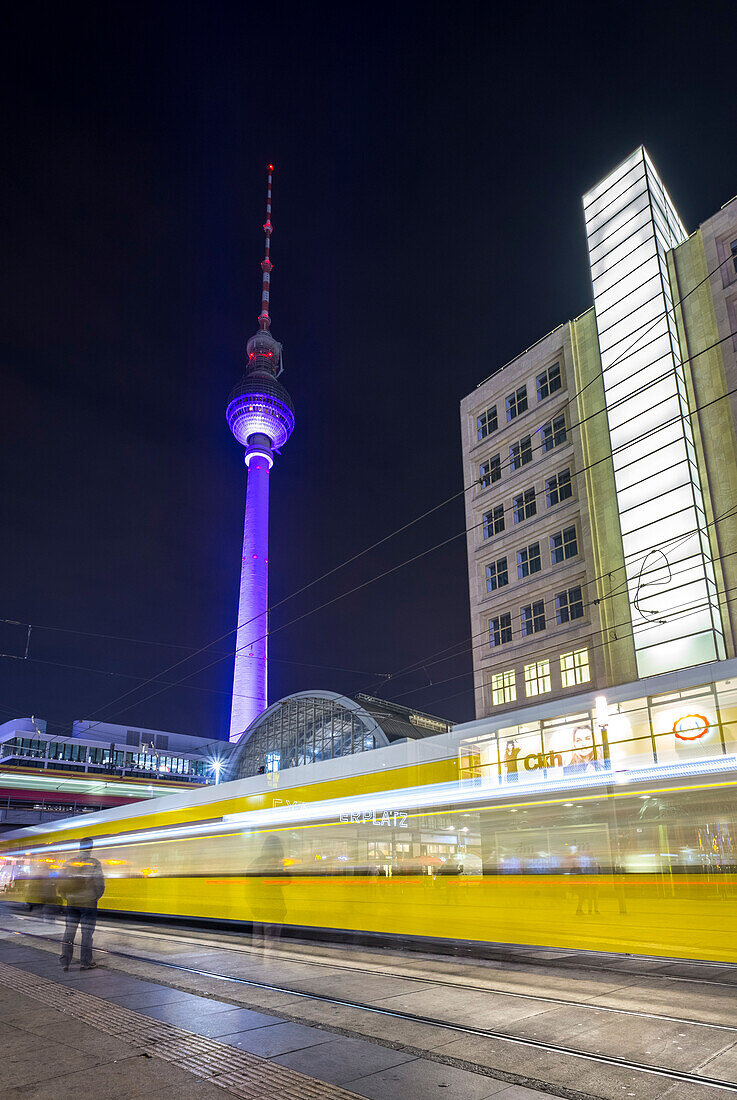 Langzeitbelichtung nahe Alexanderplatz Bahnhof und Fernsehturm in Berlin Mitte, Deutschland