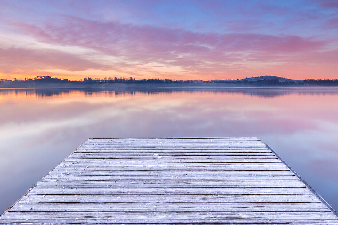 Winter Sonnenaufgang auf der Gavirate Pier von Lago di Varese, Provinz Varese, Lombardei, Italien