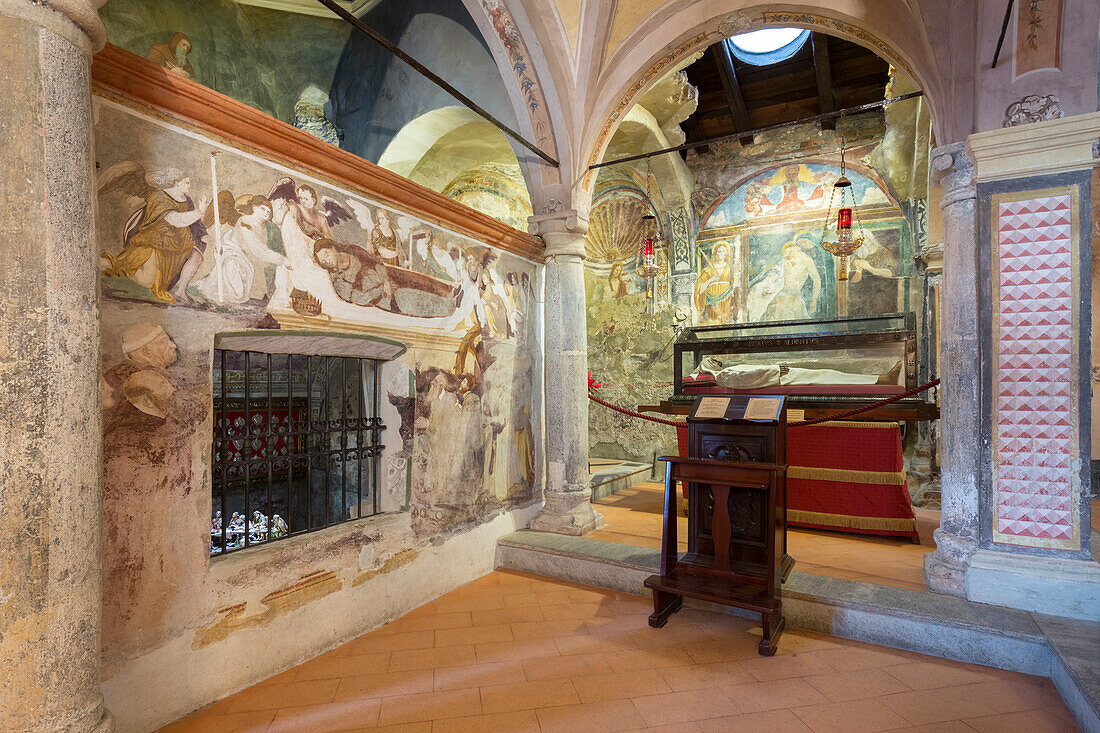 Die Leiche und Grab von Beato Alberto in der Kirche von Santa Caterina del Sasso, Leggiuno, Provinz Varese, Lombardei, Italien
