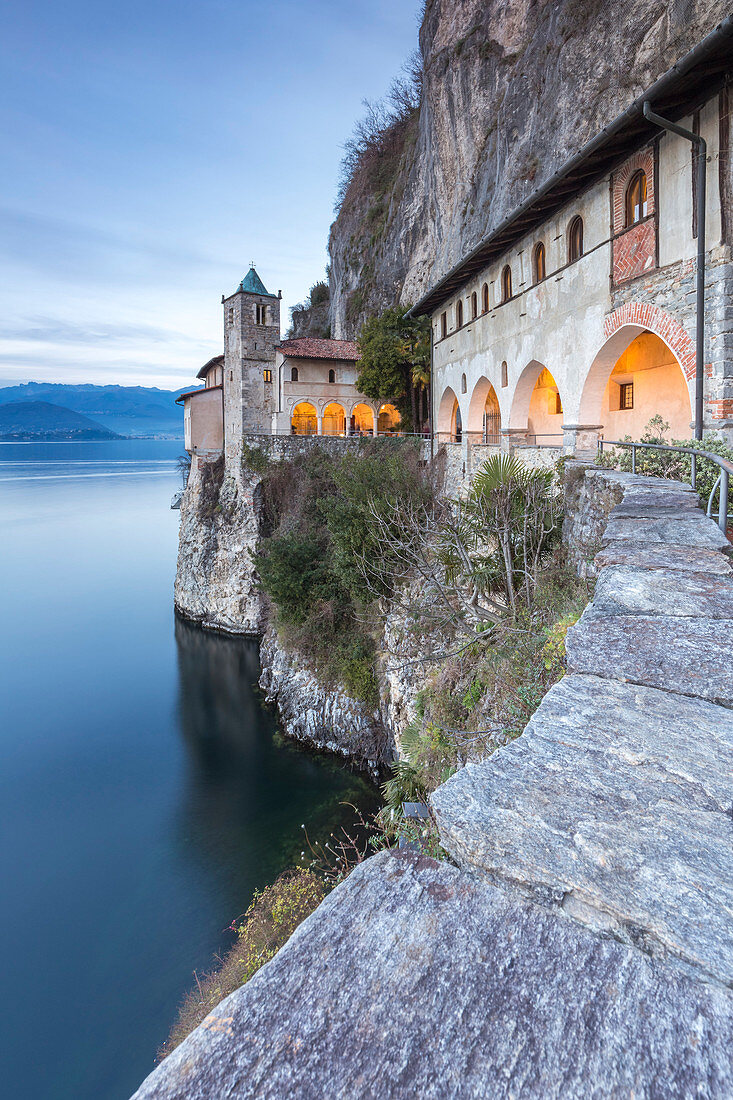 Das alte Kloster von Santa Caterina del Sasso Ballaro, mit Blick auf den Lago Maggiore, Leggiuno, Provinz Varese, Lombardei, Italien