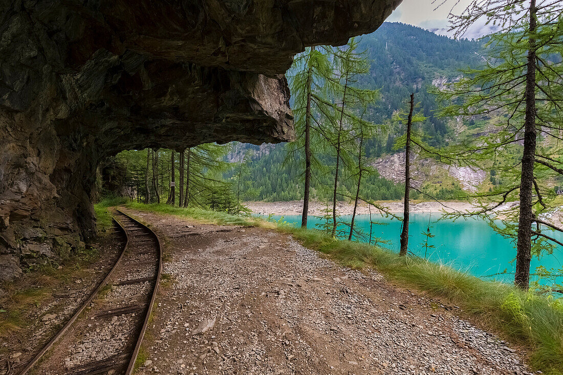 Spur mit Schienen um Lago Campliccioli, Valle Antrona, Piemont, Italien