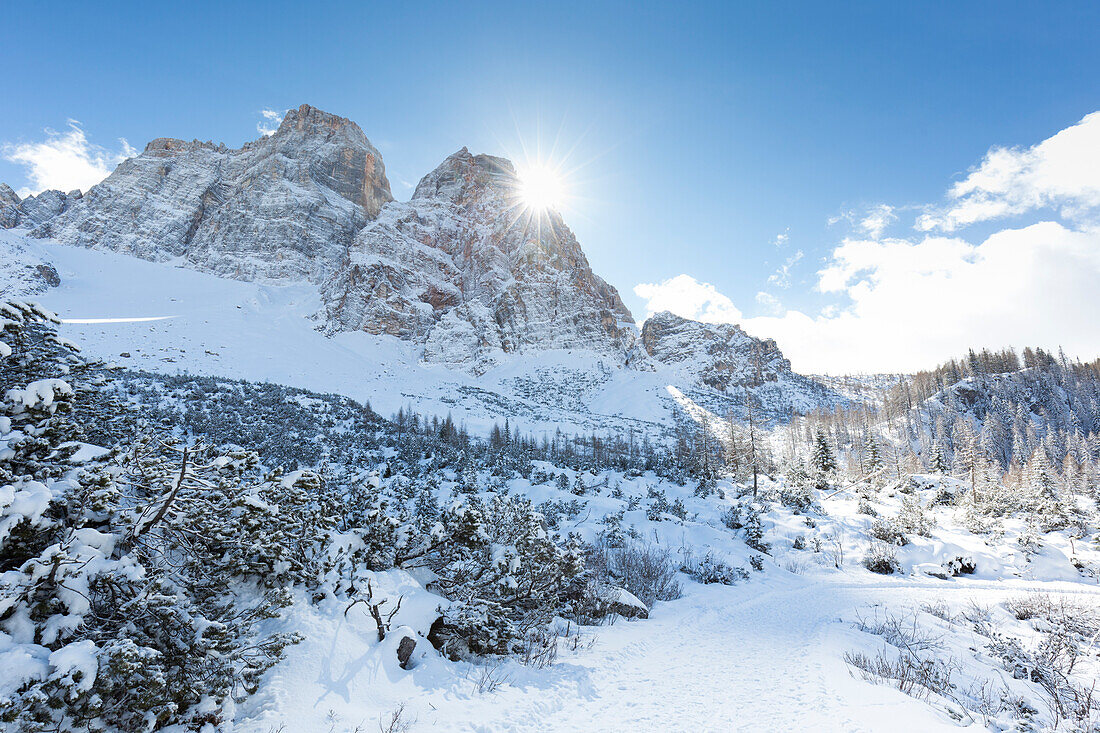 Ein Blick auf den Monte Pelmo mit der Sonne, die von hinten herauskommt