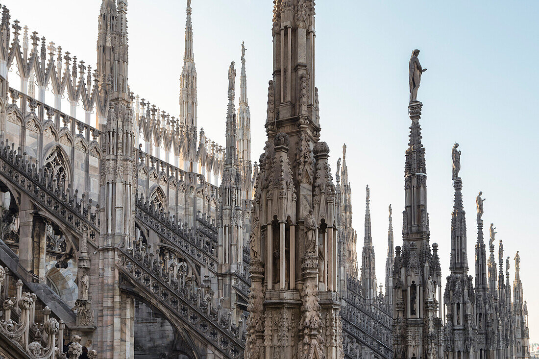 Auf dem Dach des Duomo di Milano, unter den weißen Marmor-Türmen, Milano, Lombardei, Italien