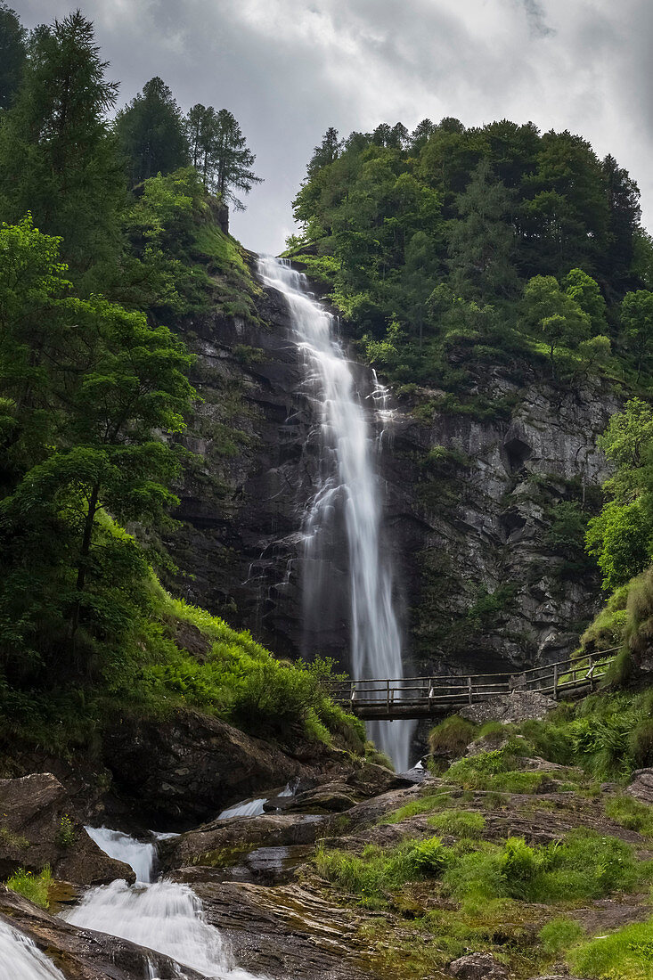 Hölzerne Brücke unter der Cascata della Froda, Sonogno, Valle Verzasca, Kanton Tessin, Schweiz