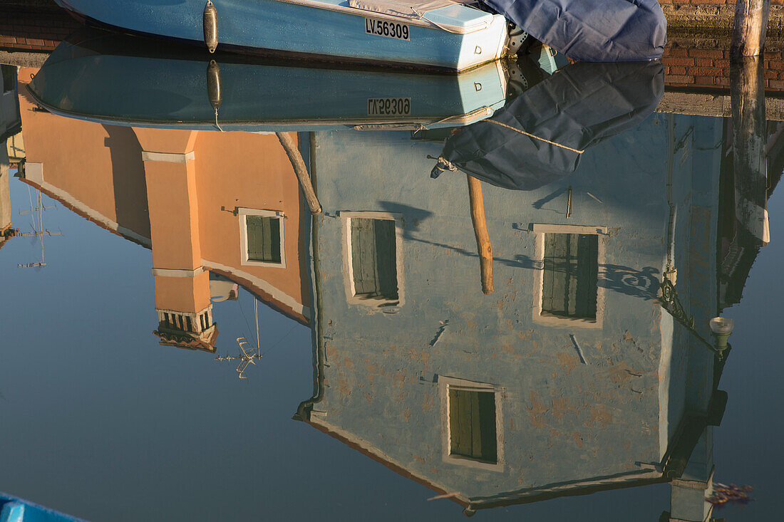 Europa, Italien, Venetien, Venedig, Die bunten Häuser von Burano spiegeln sich auf dem Kanalwasser
