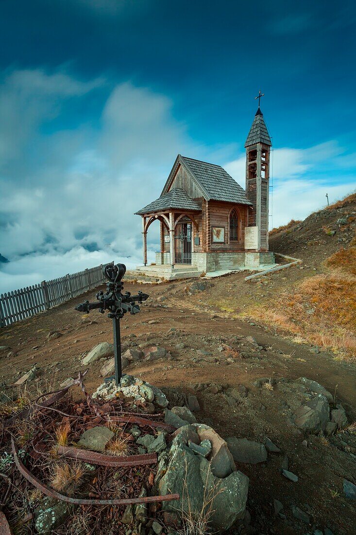 Die Kirche der Alpini auf der Spitze des Col di Lana, Dolomiten