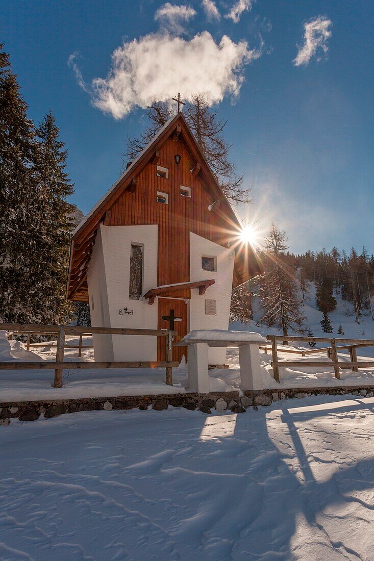 Kirche der Alpini in Duran Pass im Winter, La Valle Agordina, Dolomiten, Europa, Italien, Venetien, Belluno