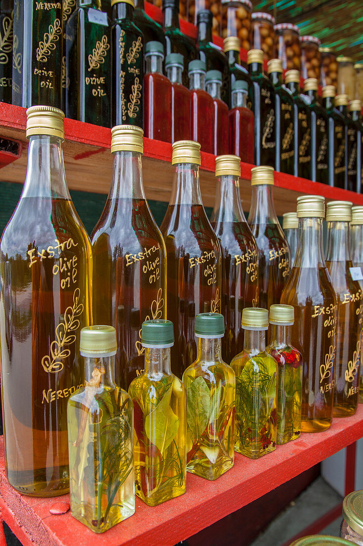 Flaschen Olivenöl zum Verkauf in einem Markt von lokalen Produkten entlang der Straße in der Nähe von Komin, Kroatien