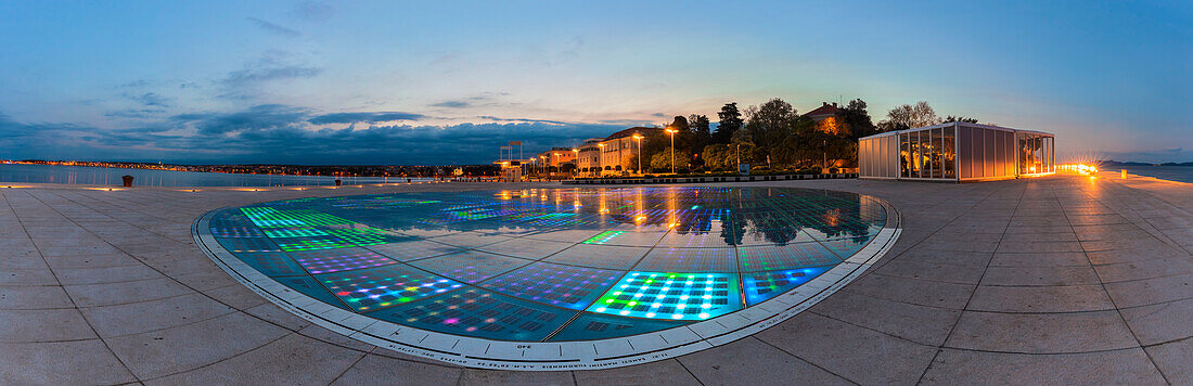Der Gruß an die Sonne durch den Architekten Nikola Basic, Halbinsel Zadar, Dalmatien, Kroatien