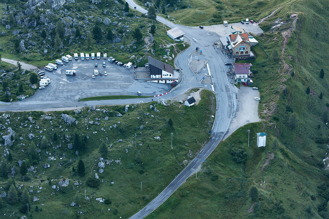 Europa, Italien, Venetien, Belluno, Cortina d Ampezzo, Dolomiten, Luftaufnahme über den Falzarego-Pass