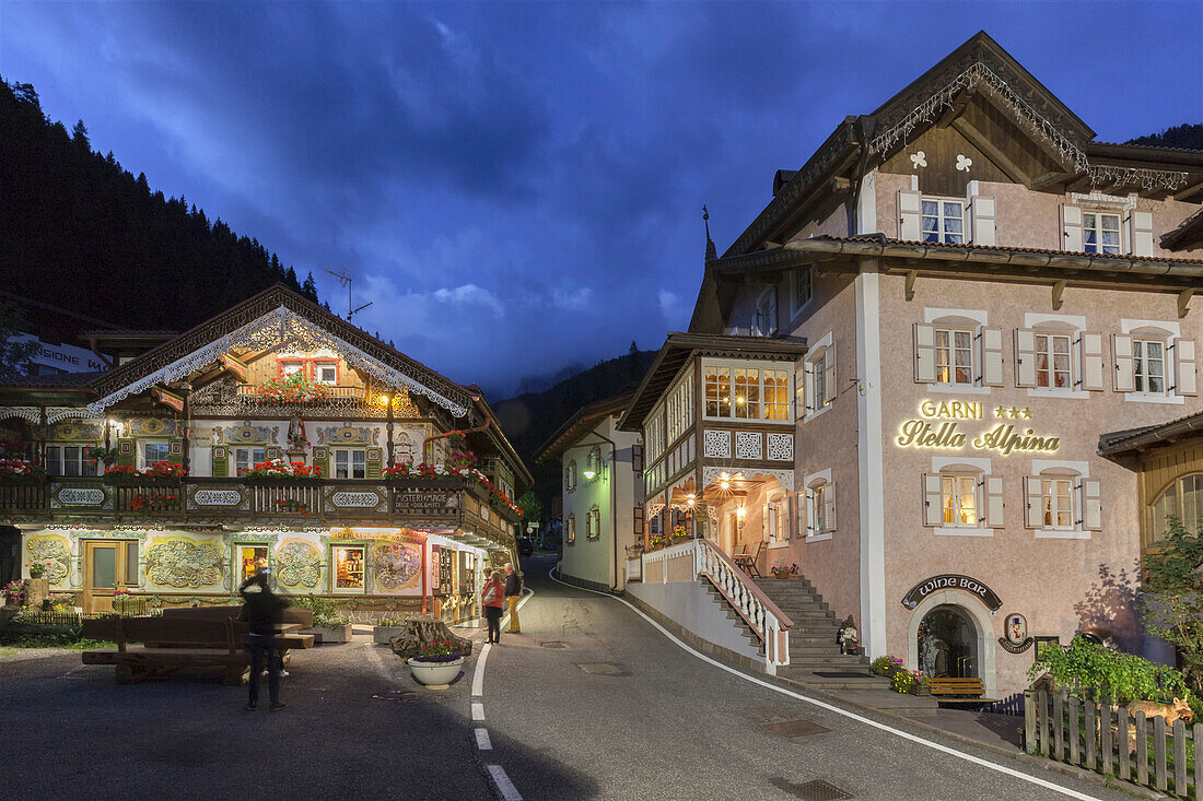Europa, Italien, Trentino, Val di Fassa, Dolomiten, Nachtansicht des historischen Stadtzentrums von Canazei beleuchtet