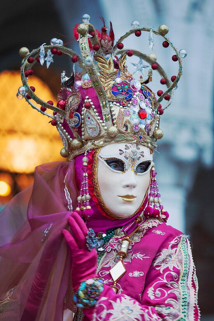 Venedig Karnevalsmaske in der Nähe des Herzogspalastes, Venedig, Venetien, Italien, Europa