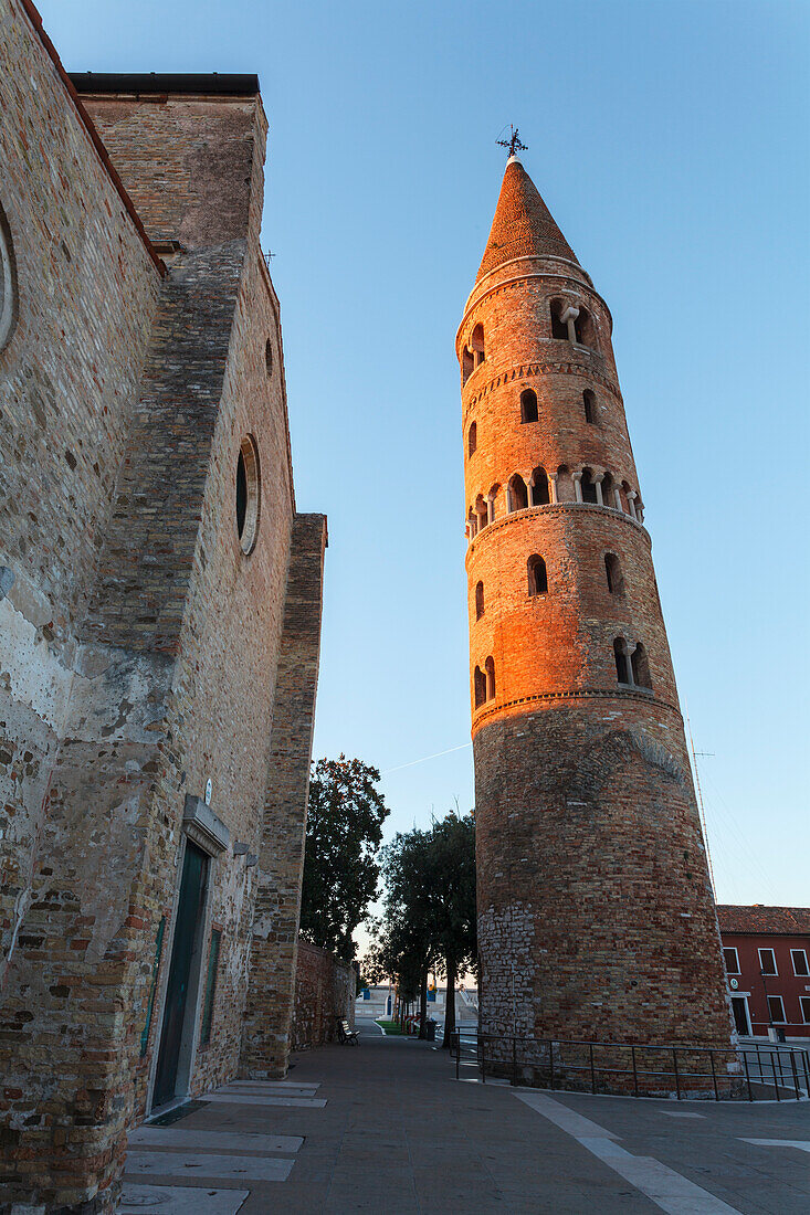 Europa, Italien, Veneto, Caorle, Der zylindrische Glockenturm der Kathedrale von St., Stephen