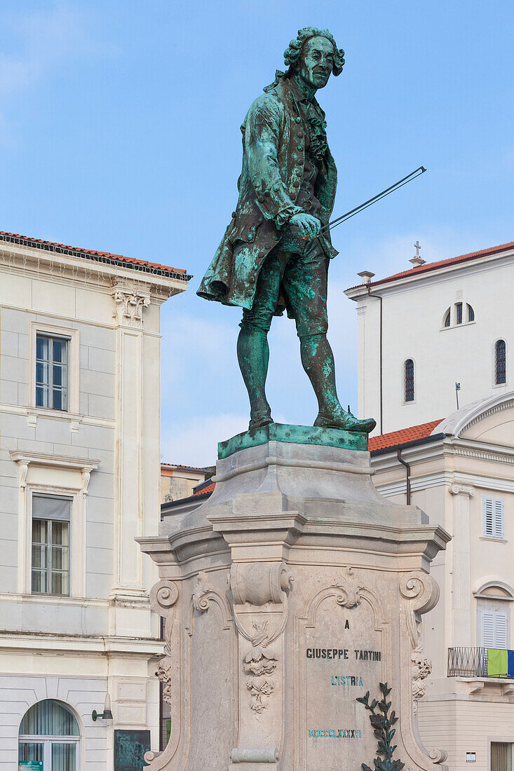 Europa, Slowenien, Istrien, Die Statue von Giuseppe Tartini auf dem zentralen Platz von Piran