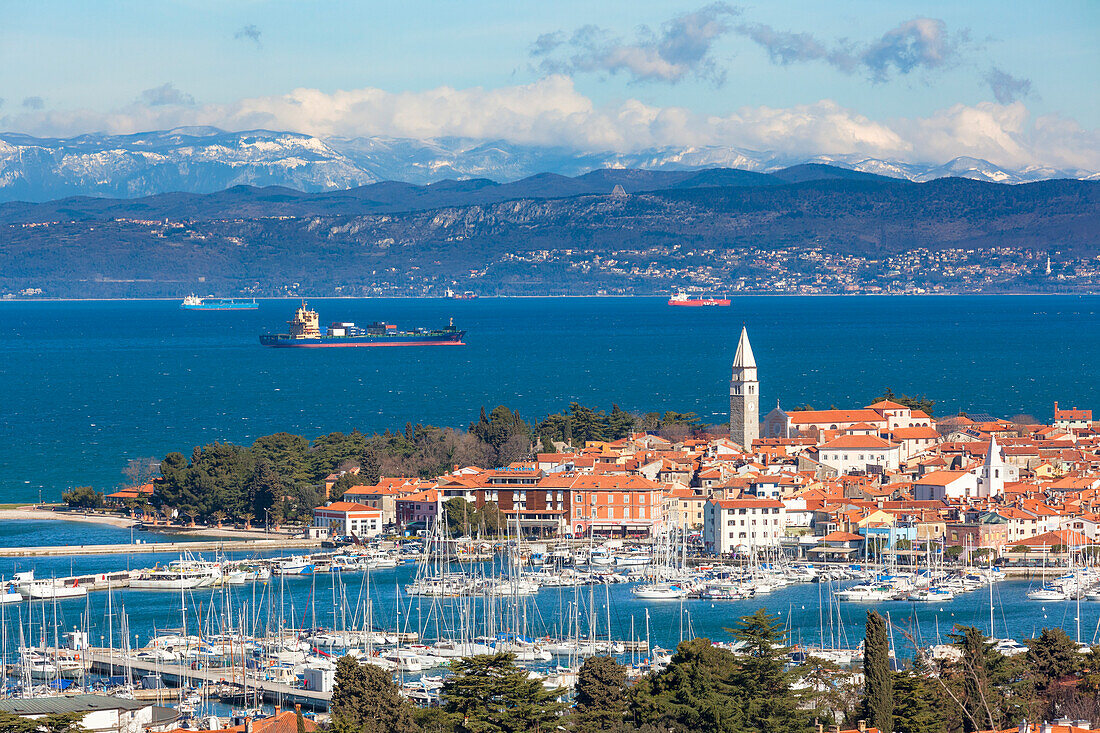 Europa, Slowenien, Istrien, Panoramablick auf die Bucht und den Yachthafen von Izola, Slowenisch Litoral