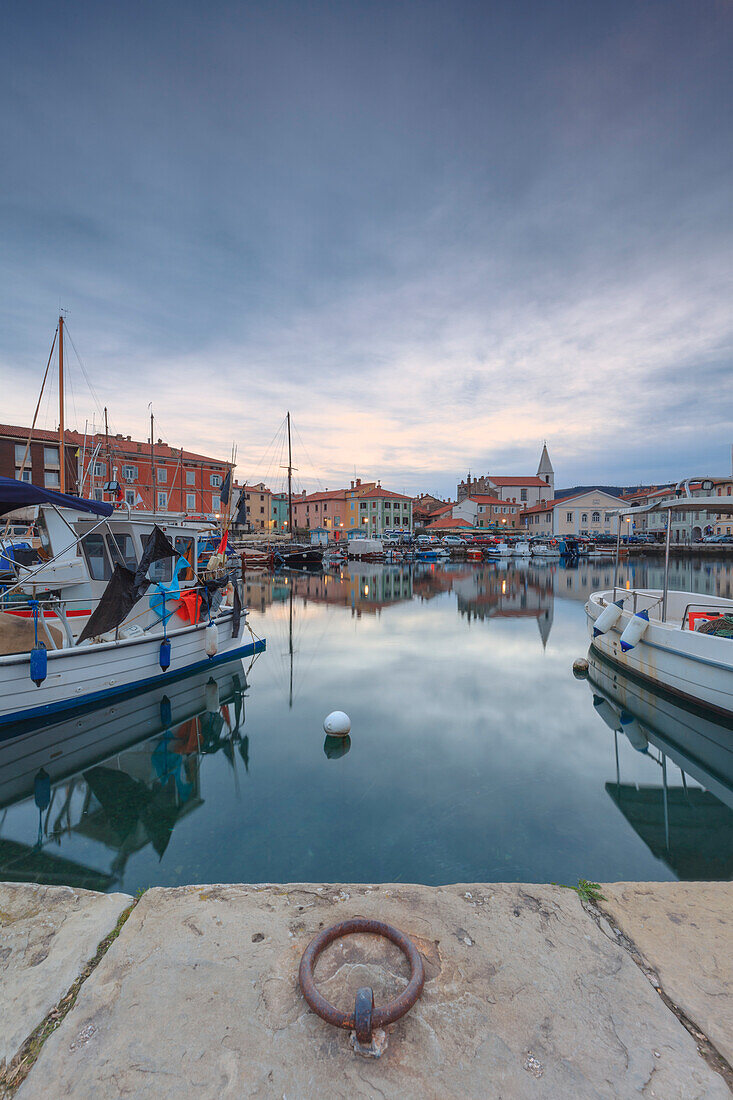 Europa, Slowenien, Primorska, Izola, Altstadt und der Hafen mit Fischerbooten am Morgen