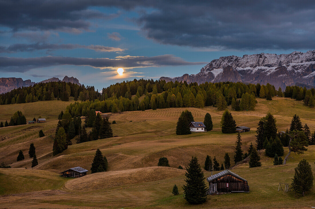 Alpe di Siusi, Seiser Alm, Dolomites, South Tyrol, Italy, Sunset on the Alpe di Siusi, Seiser Alm