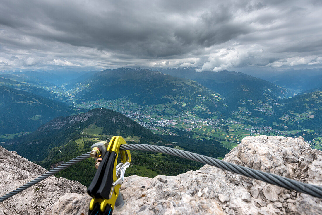 Lienzer Dolomiten, Osttirol, Österreich, Blick vom Klettersteig Panorama zur Stadt Lienz