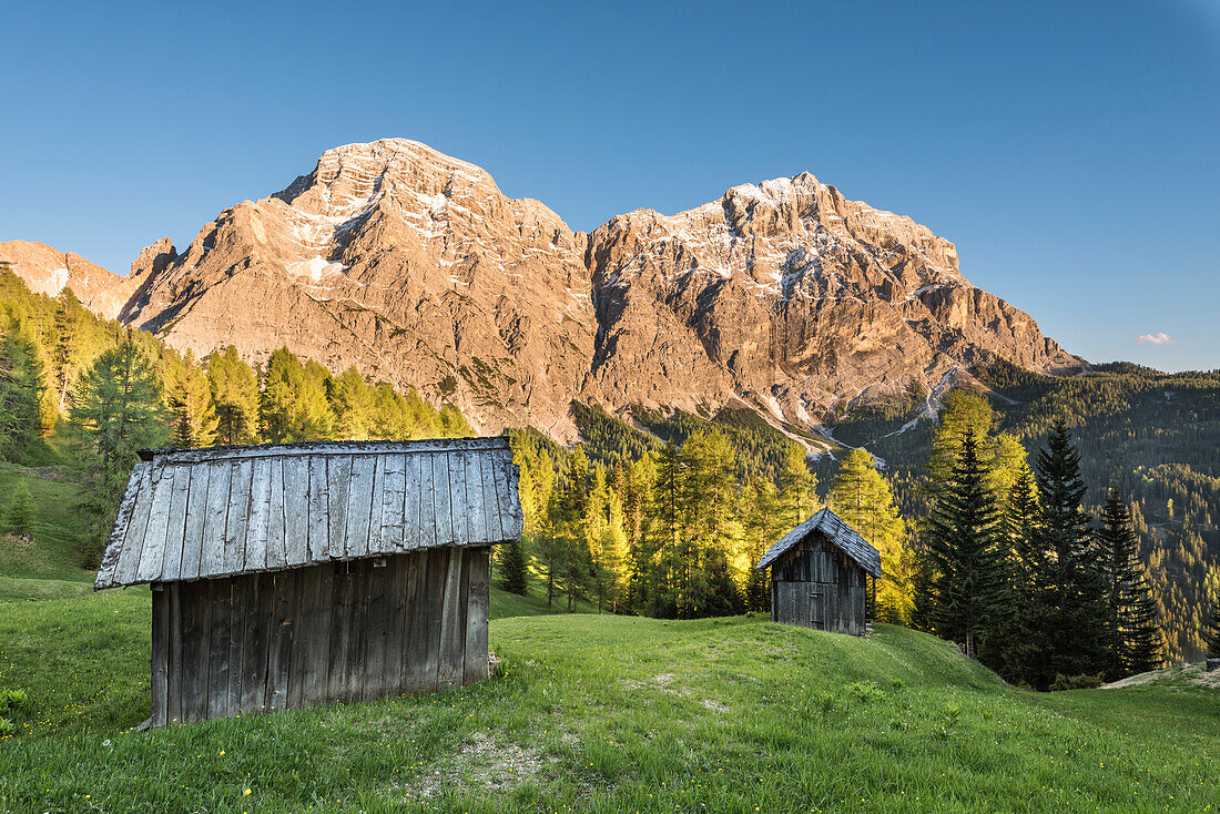 La Valle, Wengen, Alta Badia, Provinz Bozen, Südtirol, Italien, Sonnenuntergang auf den Weiden von Pra de Rit mit den Gipfeln Cima Nove, Neunerspitze und Cima Dieci, Zehnerspitze