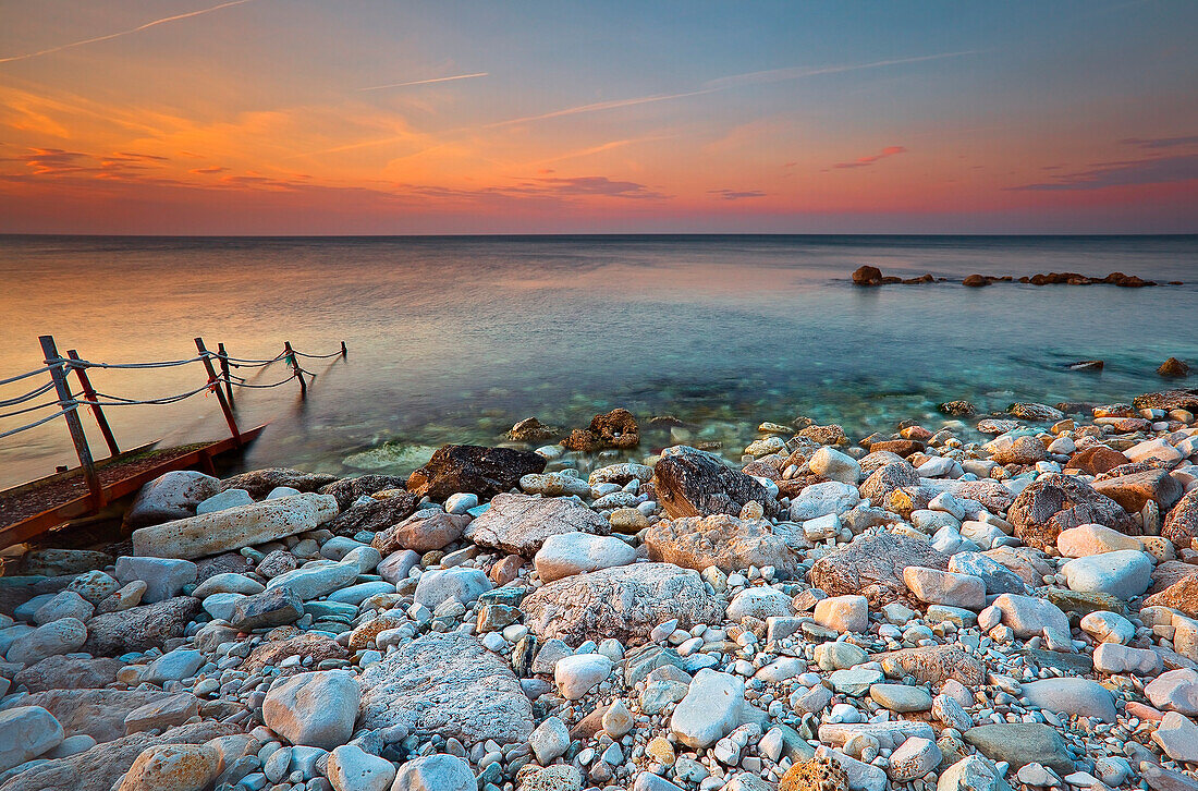 Conero Park, Ancona, Italien, Portonovo Strand in den Lichtern eines Sonnenuntergangs