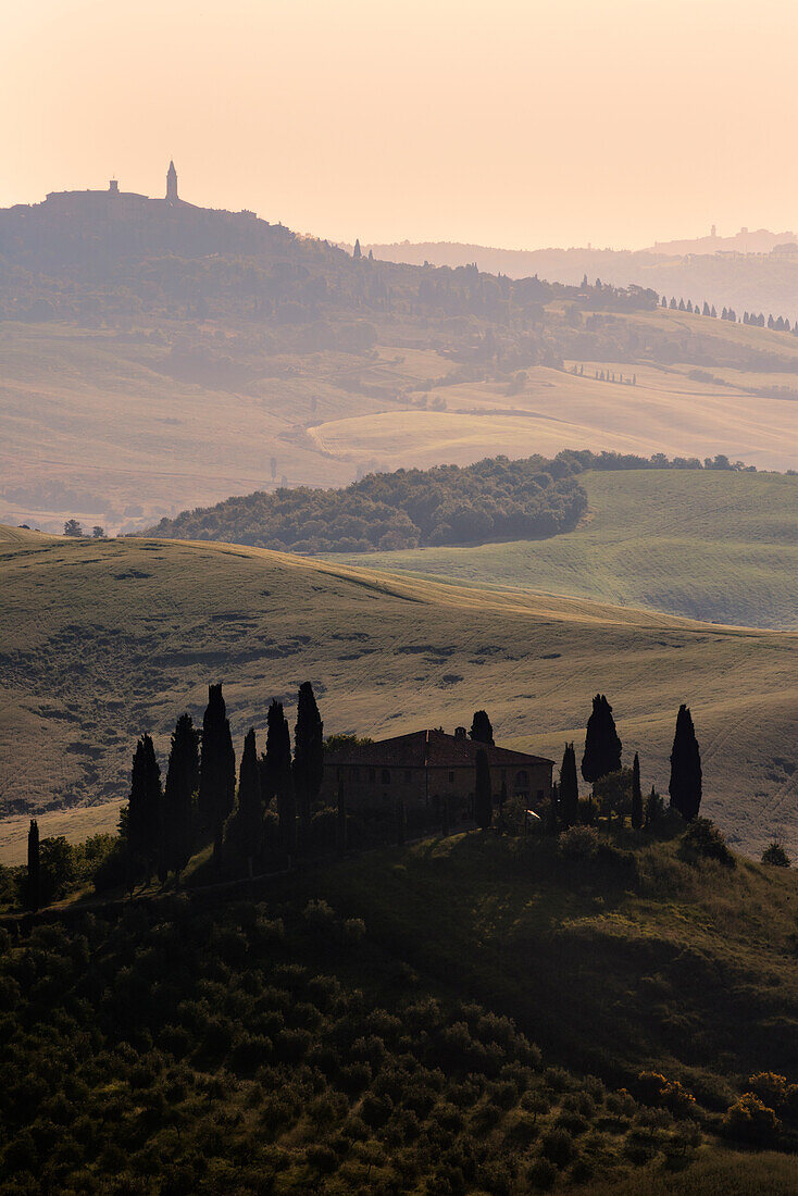 Europa, Italien, Belvedere Bauernhaus in der Morgendämmerung, Provinz Siena, Toskana