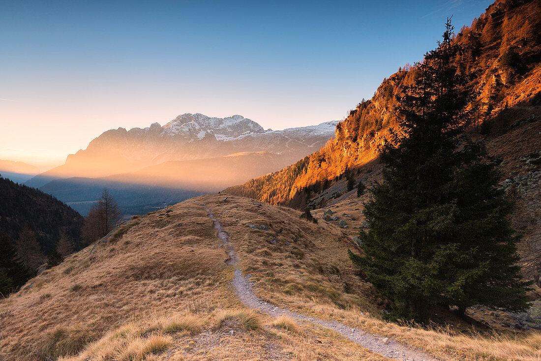 Scalve Valley bei Sonnenaufgang, Bergamo Provinz, Lombardei Bezirk, Italien, Europa