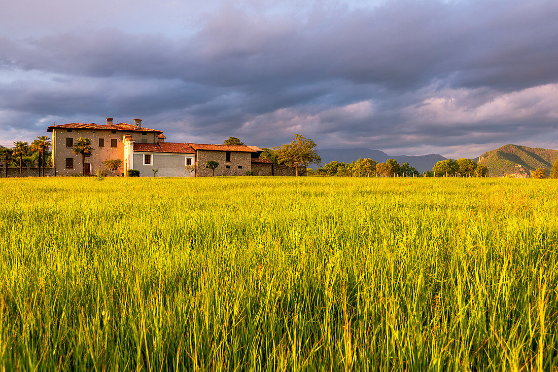 Haus bei Sonnenuntergang in Franciacorta, Provinz Brescia, Lombardei Bezirk, Italien, Europa