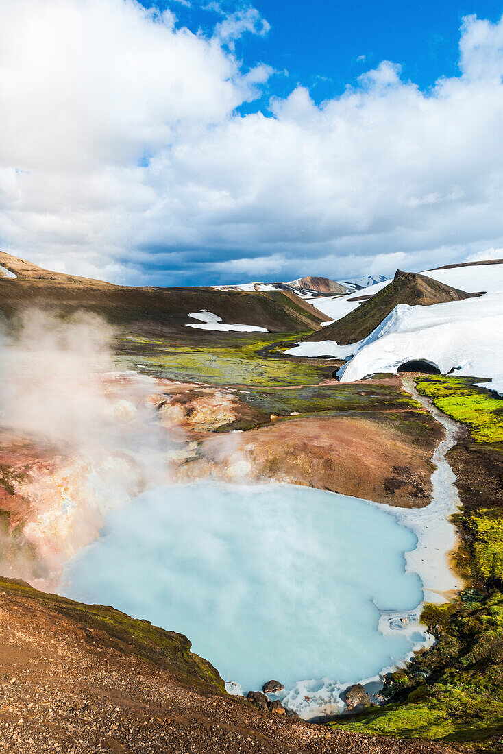 Rauchen Schwefel Hotpool auf dem Laugavegur Trekking in einem kalten Sommer, Landmannalaugar Area, Island