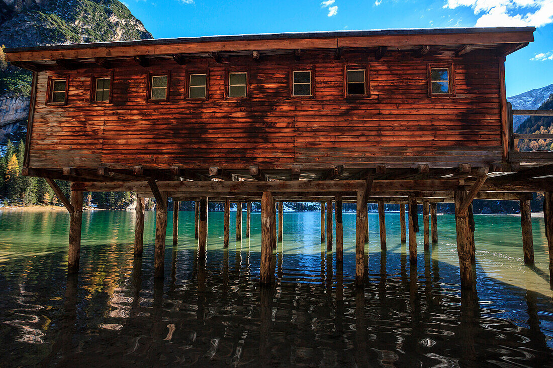 Das Chalet auf dem Braies See, Trentino Alto Adige, Dolomiten, Fanes-Sennes-Braies, Italien