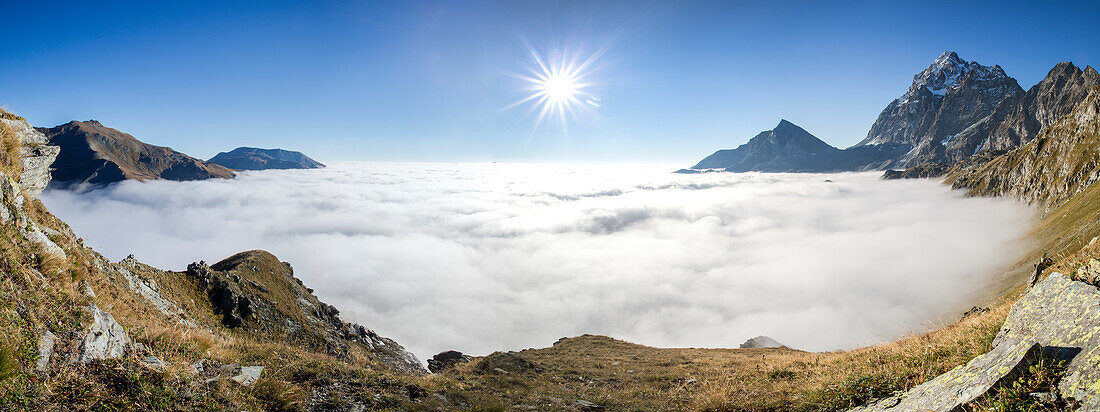 Wolken bedeckt die Landschaft um Monviso, Cozische Alpen, Piemont, Italien, Europa