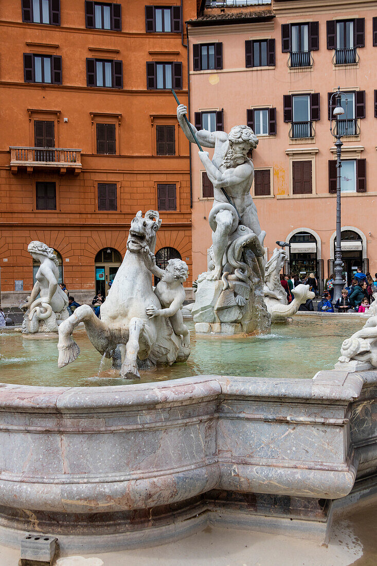 Der Neptunbrunnen mit den alten Statuen am nördlichen Ende der Piazza Navona Rom Latium Italien Europa