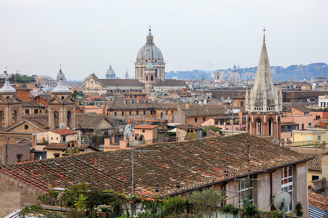 Die Stadtansicht vom Pincian Hügel mit den typischen Häusern und alten Kuppeln der Kirchen Rom Lazio Italien Europa