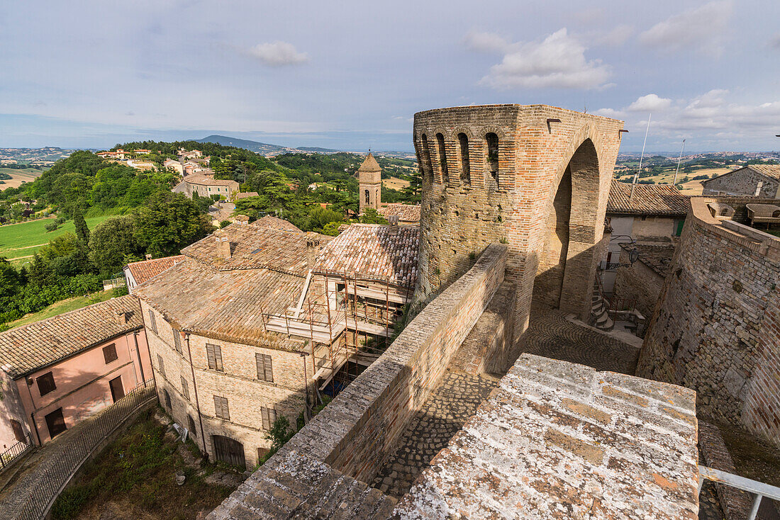 Das Schloss und die Festung des mittelalterlichen Dorfes auf dem Hügel Offagna Provinz Ancona Marche Italien Europa