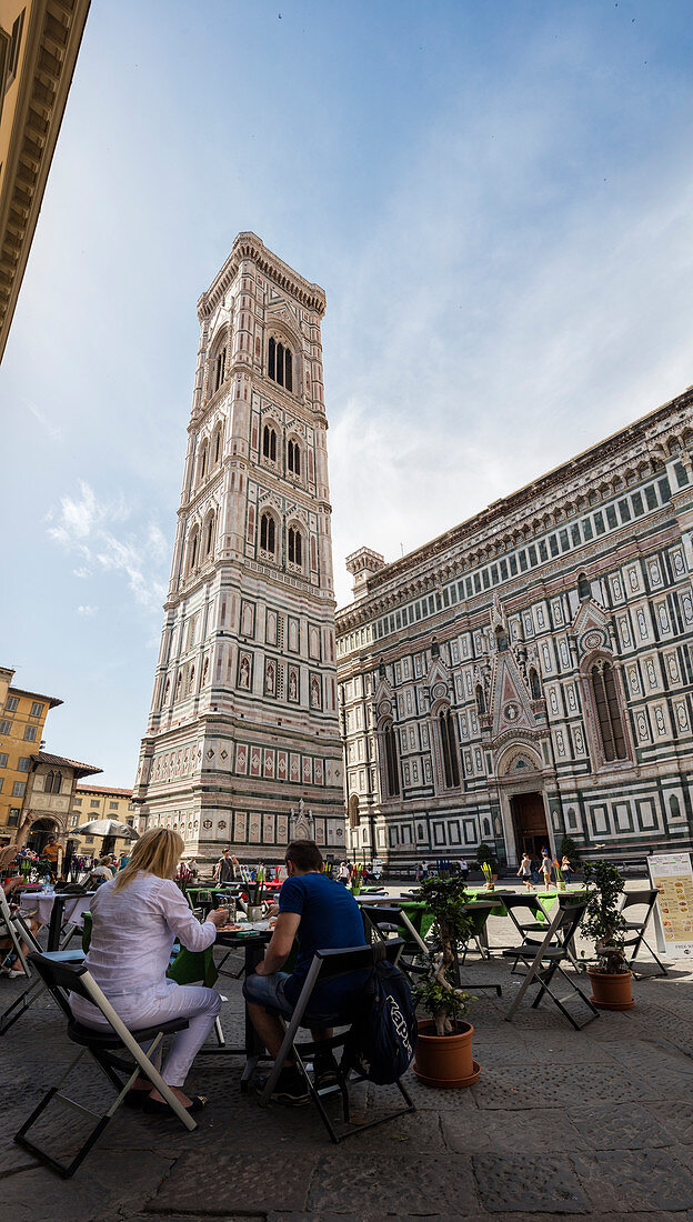 Touristen mit Mittagessen in den typischen Restaurants mit Blick auf die Giotto Campanile Florenz Toskana Italien Europa