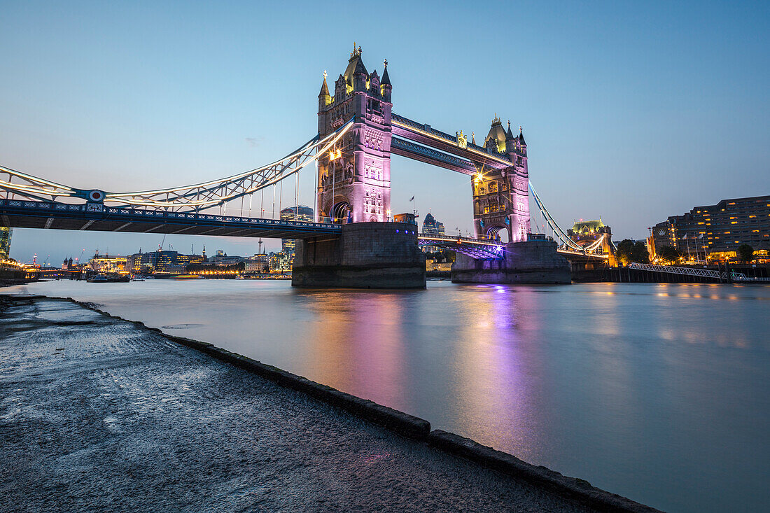 Nachtansicht der Tower Bridge spiegelt sich in der Themse London Großbritannien