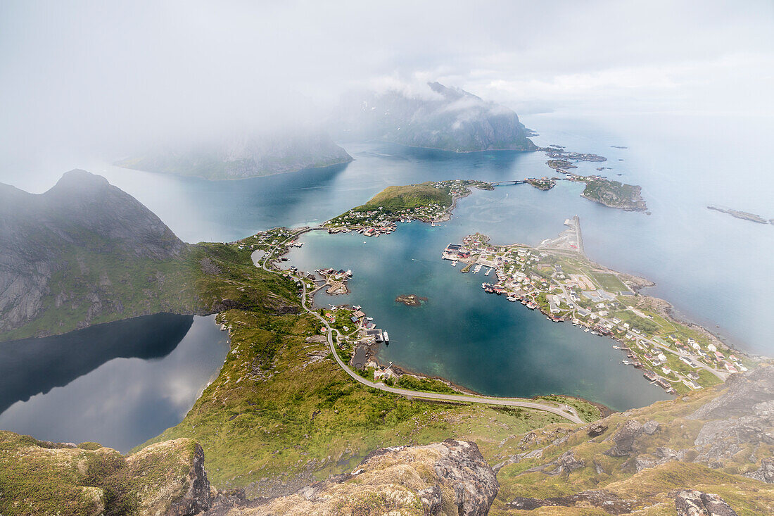 Draufsicht auf Seen und Meer unter dem Bewölkten Himmel im Sommer Reinebringen Moskenes Lofoten Inseln Norwegen Europa