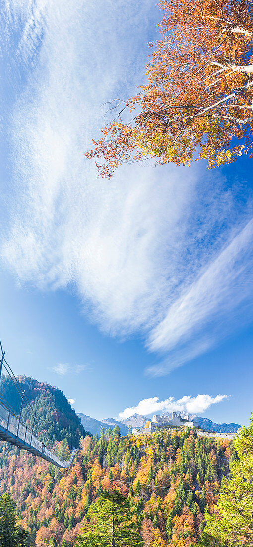 Panorama der Hängebrücke Highline 179 umrahmt von bunten Wäldern im Herbst Ehrenberg Schloss Reutte Österreich Europa