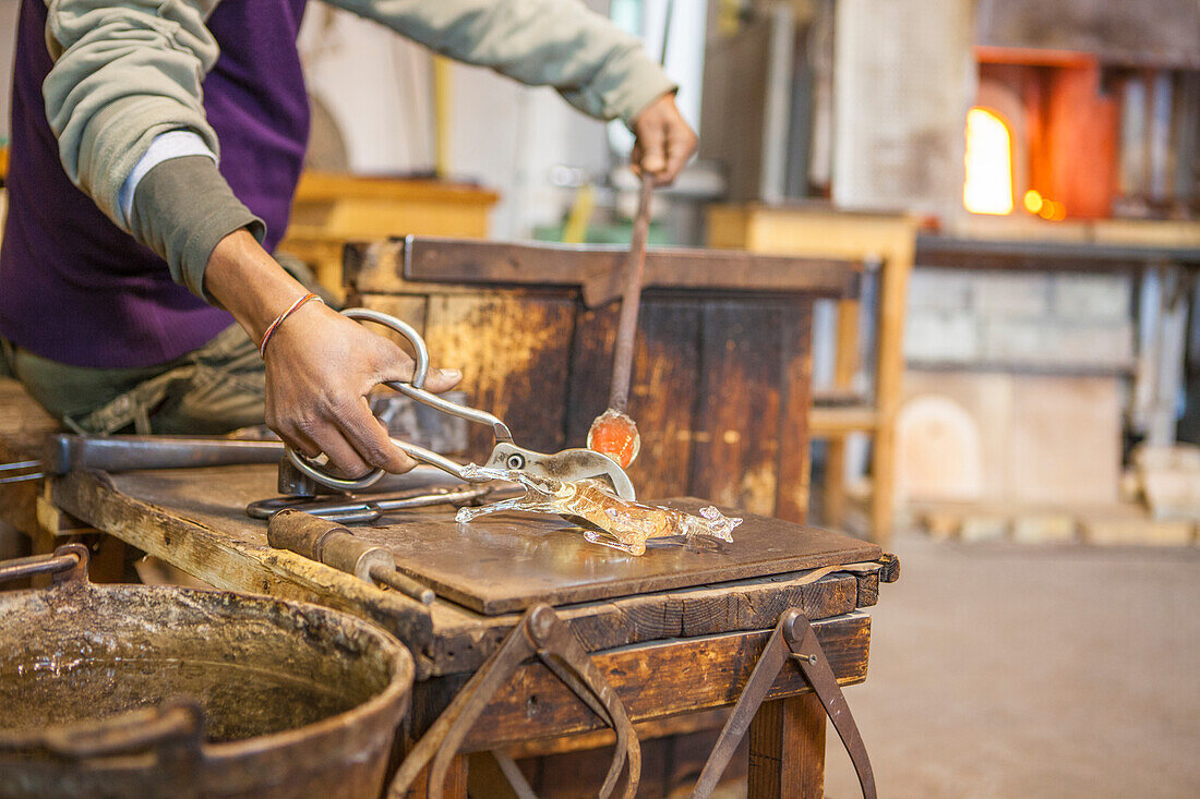 Die alte Kunst der Glasherstellung in den Werkstätten der Insel Murano Veneto Italien Europa
