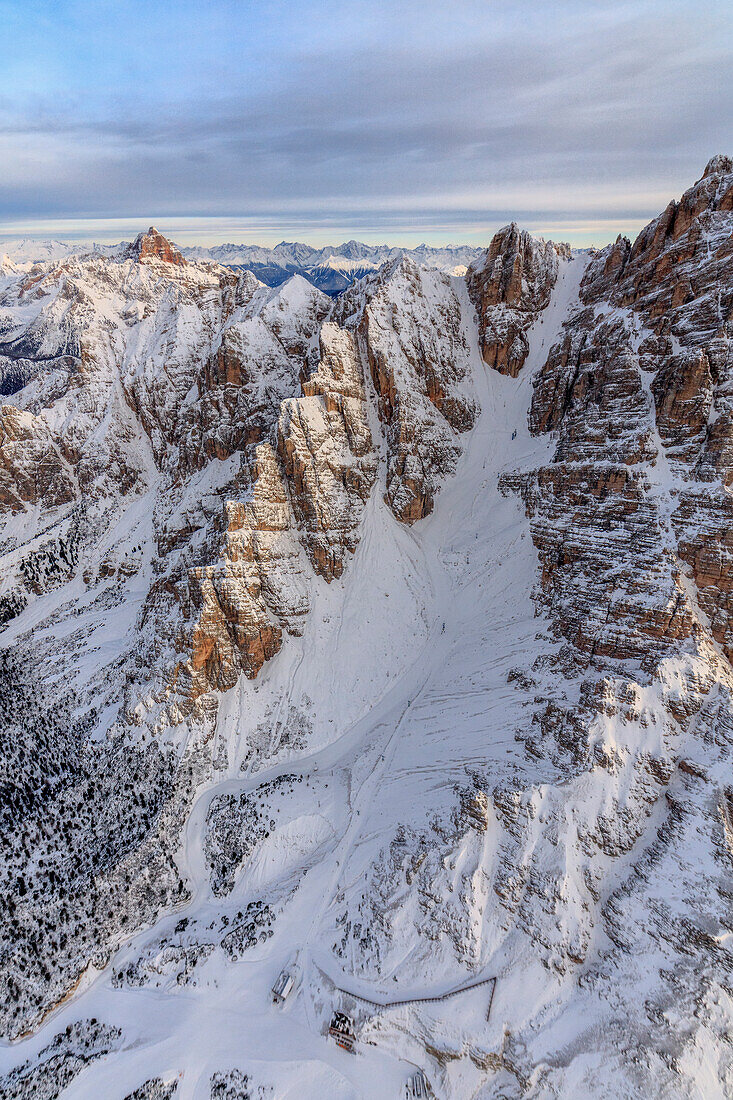 Luftaufnahme der schneebedeckten Gipfel des Monte Cristallo und Forcella Staunies Ampezzo Dolomiten Provinz Belluno Veneto Italien Europa