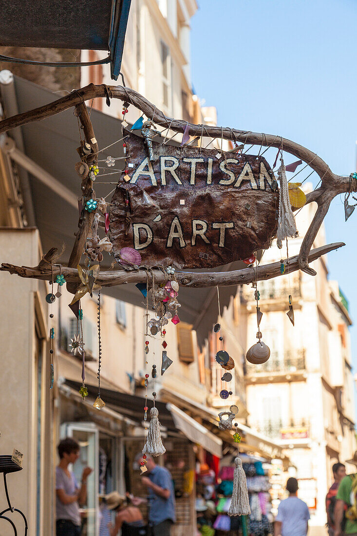 Handwerksladen in den typischen mittelalterlichen Gassen der Altstadt Bonifacio Korsika Frankreich Europa