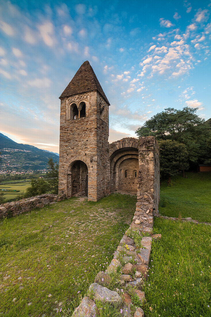 Rosa Wolken bei Sonnenuntergang auf der alten Abtei von San Pietro in Vallate Piagno Provinz Sondrio Lower Valtellina Lombardei Italien Europa