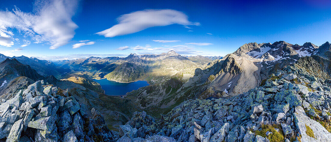 Panorama des Sees Montespluga umrahmt von den felsigen Gipfeln Ferrè Tambò und Suretta Chiavenna Tal Valtellina Lombardei Italien Europa