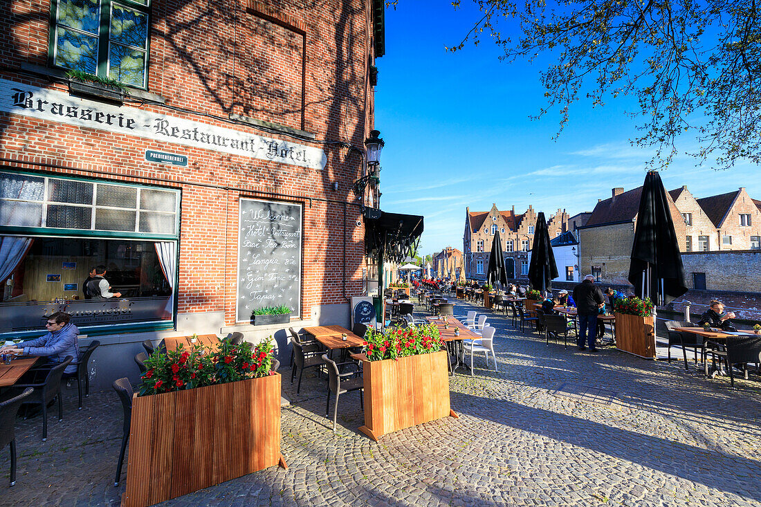 Typische Brasserie und Cafés entlang der Altstadt am Kanal Brügge Westflandern Belgien Europa