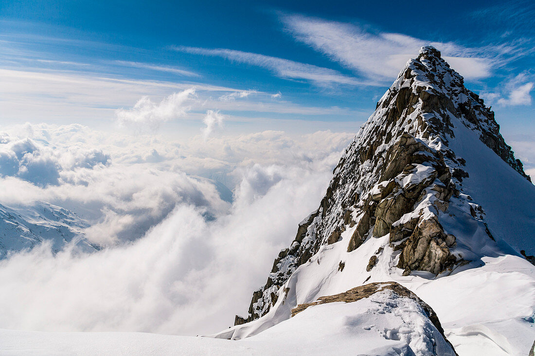 Bergspitze über die Wolken, Mittagorn Gruppe, Wallis, Schweiz