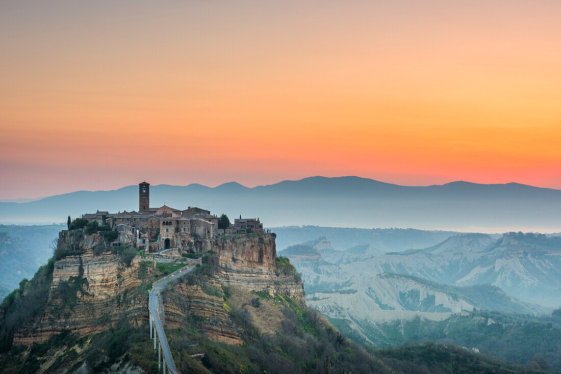 Civita von Bagnoregio bei Sonnenaufgang, Europa, Italien, Region Latium, Viterbo Bezirk
