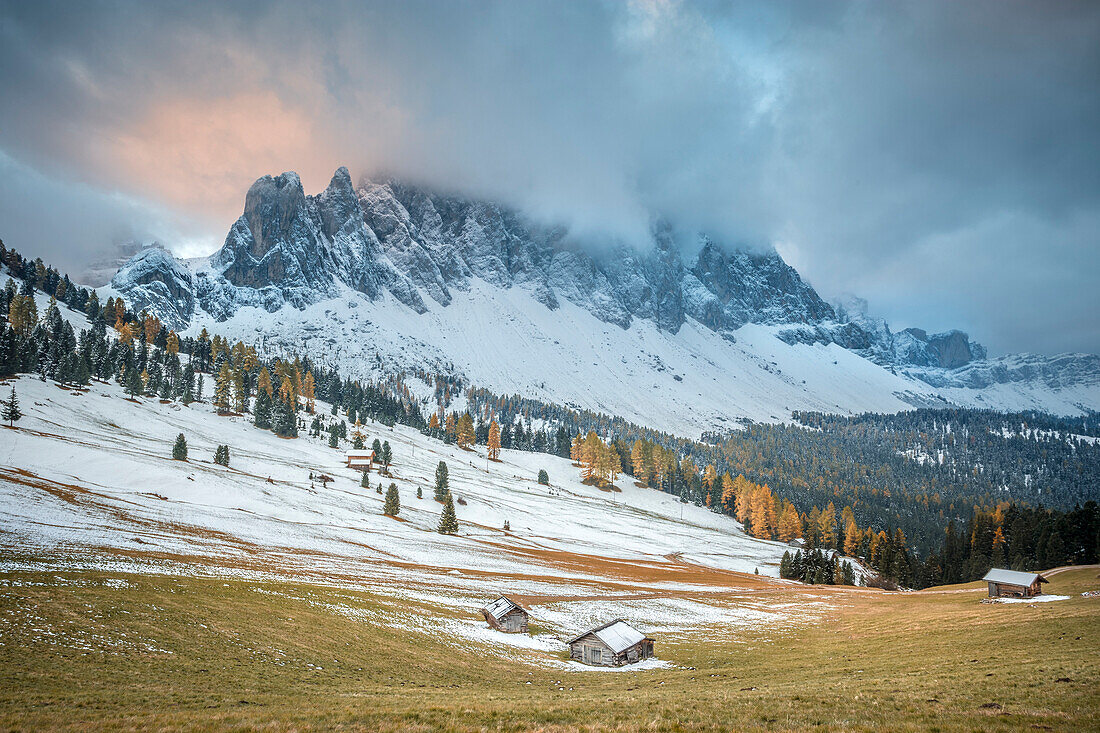 Sonnenaufgang bei Malga Gampen, Naturpark Puez Odle, Südtirol, Italien